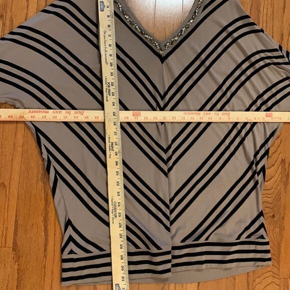 Lane Bryant V-neck front and back size 22/24 tan and black blouse - Picture 8 of 10